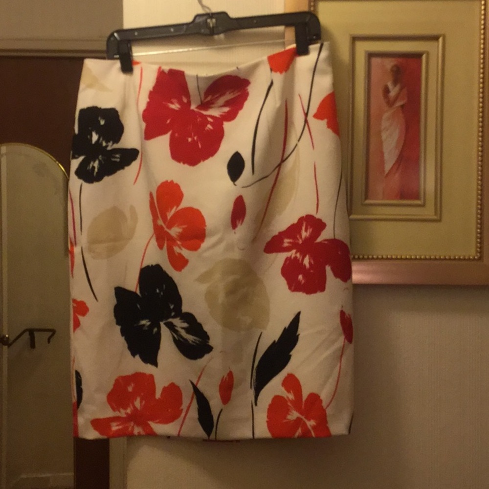 KASPER WHITE SKIRT WITH RED & ORANGE FLOWERS SZ 12 $25